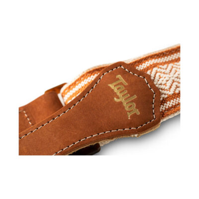 ⁦רצועה לגיטרה כותנה לבן וחום טיילור Taylor Strap 4003-20 ,Taylor Academy Strap⁩ – תמונה ⁦3⁩