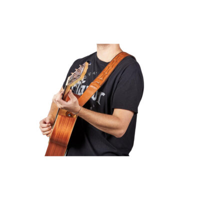 ⁦רצועה לגיטרה דמוי עור חום עם ריקוע טיילור Taylor Strap 4202-27 ,Vegan Leather Strap⁩ – תמונה ⁦3⁩