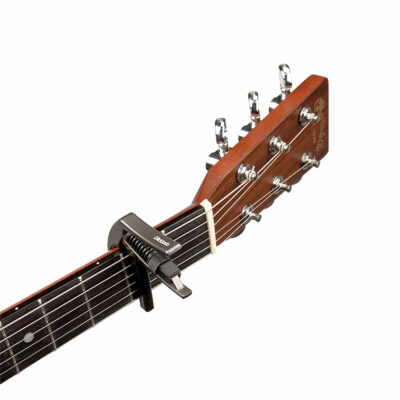 ⁦קאפו אפור לגיטרה אקוסטית וחשמלית דדריו - Daddario PW-CP-10MG Planet Waves NS Artist Metallic Grey Capo⁩ – תמונה ⁦4⁩