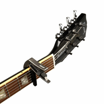 ⁦קאפו אפור לגיטרה אקוסטית וחשמלית דדריו - Daddario PW-CP-10MG Planet Waves NS Artist Metallic Grey Capo⁩ – תמונה ⁦3⁩